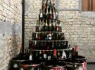 Люди создают новогодние деревья из посуды, колбасы и раскрашенных бутылок