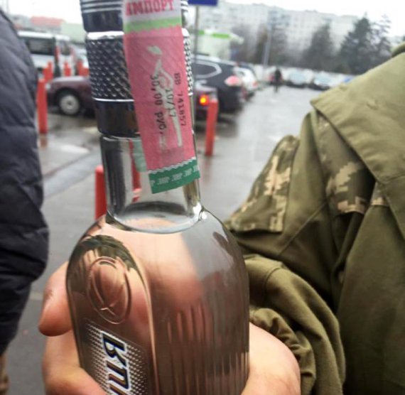 У Львові провели акцію протесту проти продажу горілки "Хортиця" з акцизними марками "ЛНР" та "ДНР".