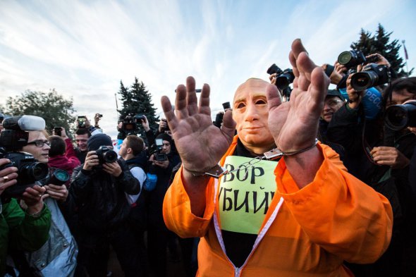 Російський активіст Володимир Іванютенко виходив на мітинги у масці Путіна. 