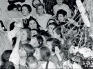 1937. Дед Мороз держит в руке "Курс истории ВКП (б)"