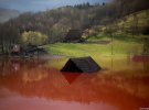 Затоплений будинок біля мідної шахти «Рошія-Поєнь» біля села Ґямена, Румунія, 21 квітня 2017 року. Село затоплює внаслідок гірничої діяльності