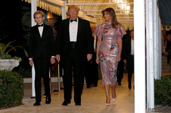 Супруга президента США Мелания Трамп встретила Новый Год в платье с вышивкой