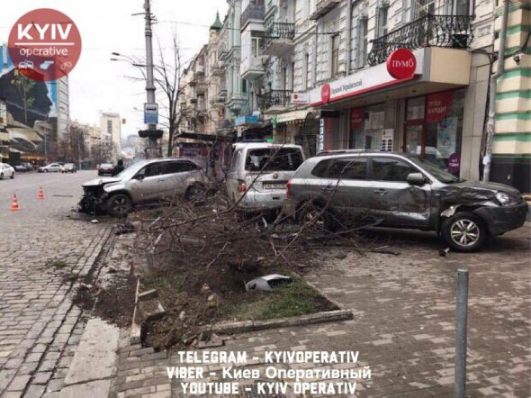 У Києві водій іномарки зніс два дерева, розтрощив зупинку і припарковані авто 
