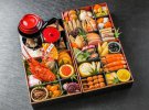 “Праздничное блюдо нового года — это osechi ryori, традиционный набор, каждое блюдо которого имеет символическое значение