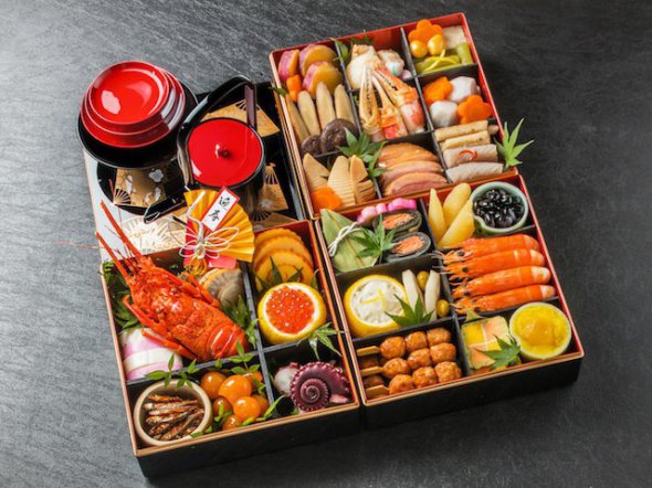 “Праздничное блюдо нового года — это osechi ryori, традиционный набор, каждое блюдо которого имеет символическое значение