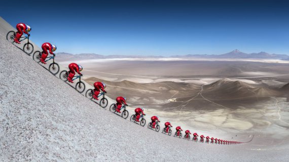 Австрийский велосипедист Маркус Штокл принимает участие в проекте V-Max в пустыне Атакама, Чили.