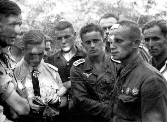 Герой Радянського Союзу майор Яків Антонов, льотчик-винищувач в німецькому полоні, в оточенні німецьких льотчиків