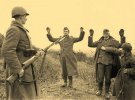 Красноармейцы берут в плен немецких солдат
