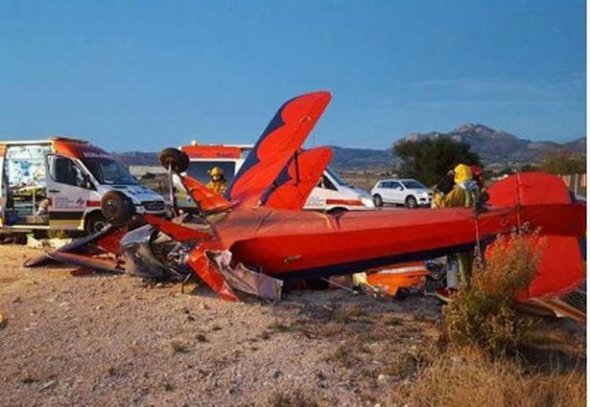 Самолет Милна разбился, врезавшись сзади в хвост вертолета