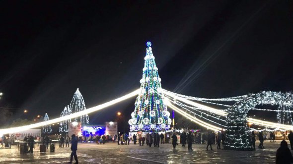 Интернет-пользователи признали главную елку Кременчуга самой красивой в Украине