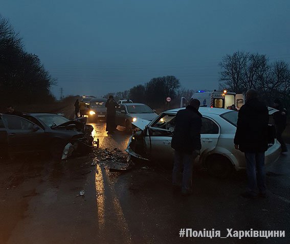 На трасі лоб у лоб зіткнулися два легковики: є загиблий  та поранені