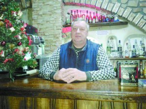 Олександр Мрикот стоїть за баром у своєму кафе в Звенигородці на Черкащині. Тут безкоштовно годує атовців, пенсіонерів і малозабезпечених