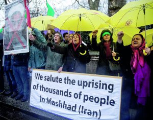 Противники іранського президента Хасана Рухані проводять акцію протесту біля іранського посольства у Великій Британії у Лондоні. На плакаті написано: ”Ми підтримуємо повстання тисяч людей в Ірані”. 31 грудня 2017 року