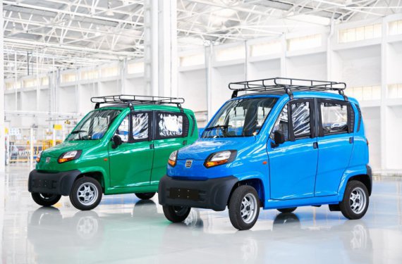 В Украину привезли самый дешевый автомобиль в мире Bajaj Qute.