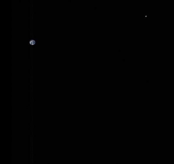 NASA представило снимок Земли и Луны, который был сделан космическим аппаратом OSIRIS-REx.