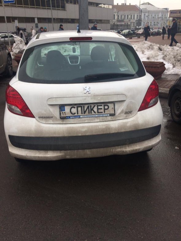 У столиці помітили автомобіль Peugeot з номерами "СПІКЕР"