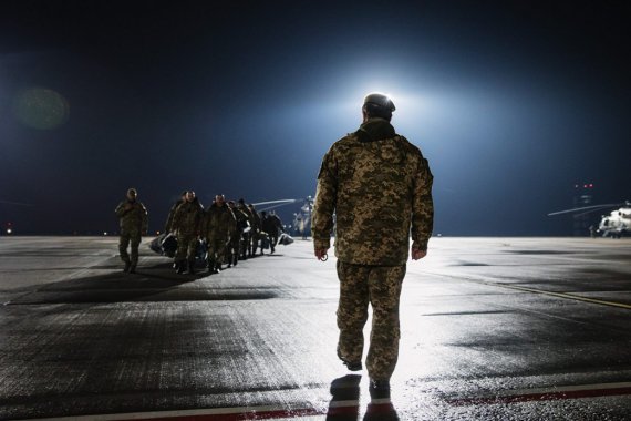 Петро Порошенко в Харківському аеропорту йде на зустріч звільненим українцям, які перебували у полоні на окупованих територіях Донецької та Луганської областей, Харків, 27 грудня 2017 року