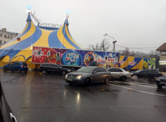 В Киеве в асфальте появились огромные дыры путем установления шатра цирка "Кобзов"