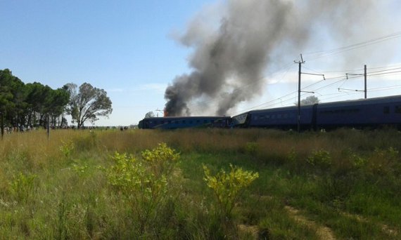 Потяг зійшов з рейок та загорівся  в ПАР