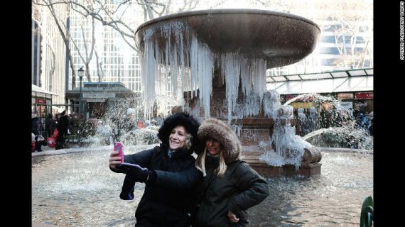 Через небачені холоди в США замерзли фонтани та річки