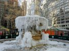 Из-за невиданных холодов в США замерзли фонтаны и реки
