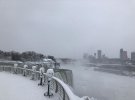 Из-за невиданных холодов в США замерзли фонтаны и реки