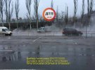 У Києві біля ТРЦ Караван прорвало трубу з гарячою водою