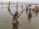 Садху выполнили религиозные омовения в священных водах во время фестиваля Маг Мела