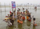 Садху виконали релігійні омовіння у священних водах під час фестивалю Маг Мела 