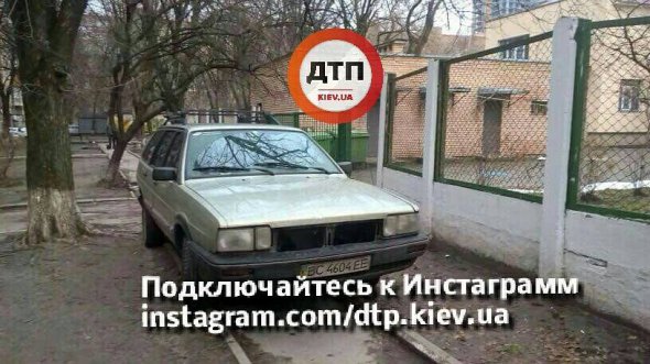 В Печерском районе Киева водитель припарковал авто на пешеходной дороге, ведущей в детский сад