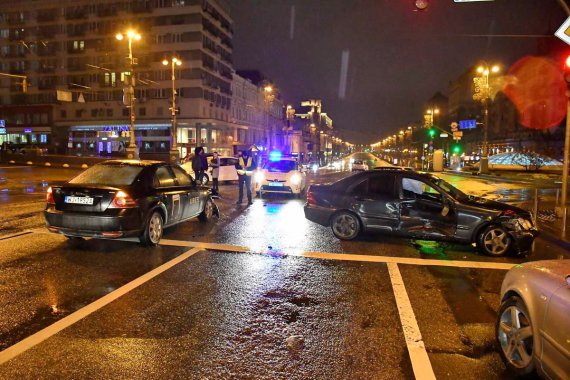 У Києві на перехресті зіткнулися Mercedes на польських номерах, Volkswagen Polo та автомобіль служби таксі Uber - Ford Mondeo