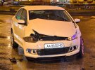 У Києві на перехресті зіткнулися Mercedes на польських номерах, Volkswagen Polo та автомобіль служби таксі Uber - Ford Mondeo