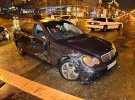 У Києві на перехресті зіткнулися Mercedes на польських номерах, Volkswagen Polo та автомобіль служби таксі Uber - Ford Mondeo