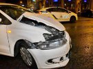 У Києві на перехресті зіткнулися Mercedes на польських номерах, Volkswagen Polo та автомобіль служби таксі Uber - Ford Mondeo