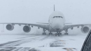 Найбільший у світі пасажирський літак Airbus A380 Сингапурських авіаліній здійснив вимушену посадку через заметіль. 