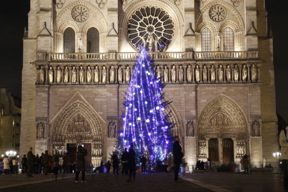 Елка Парижа вошла в десятку самых красивых елок мира