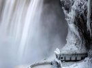 Замерзший Ниагарский водопад на границе США и Канады