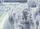 Замерзший Ниагарский водопад на границе США и Канады