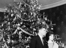 Джон и Жаклин Кеннеди на Рождество, США