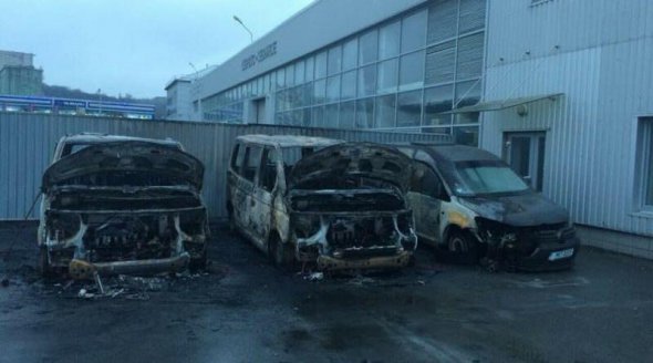На территории одного из столичных предприятий горели три автомобиля марки Volkswagen