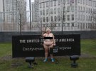 У Американського посольства в Києві помічена гола активістка Femen. Фото: Сергій Харченко