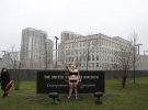 У Американского посольства в Киеве замечена голая активистка Femen. Фото: Сергей Харченко. 