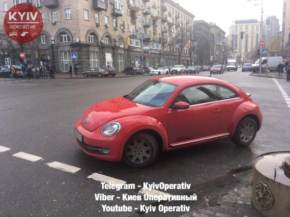 У Києві водій залишив свій автомобіль прямо посеред дороги