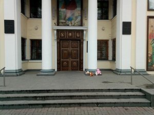 В Запорожье возле храма Петра и Февронии Московского патриархата неизвестные избили двух активистов, которые принесли туда куклы. Фото: Канал 24