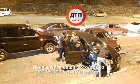 На улице Лаврской столкнулись три авто