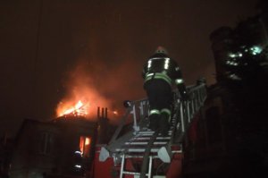 Пожежу в Харкові гасило 50 рятувальників. Фото: Канал 24