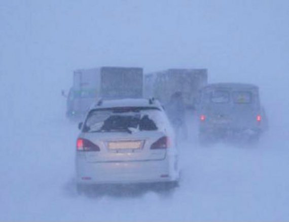 Близько 100 машин опинилися в сніговому полоні на Сахаліні. 