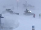 Около 100 машин оказались в снежном плену на Сахалине.