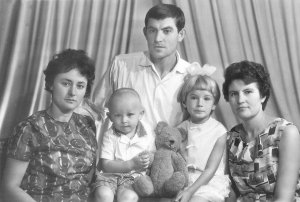 Родина Стуса: зліва направо сидять Валентина Попелюх — дружина Василя з сином Дмитром і Тетяна — донька сестри поета Марії. 1968 рік