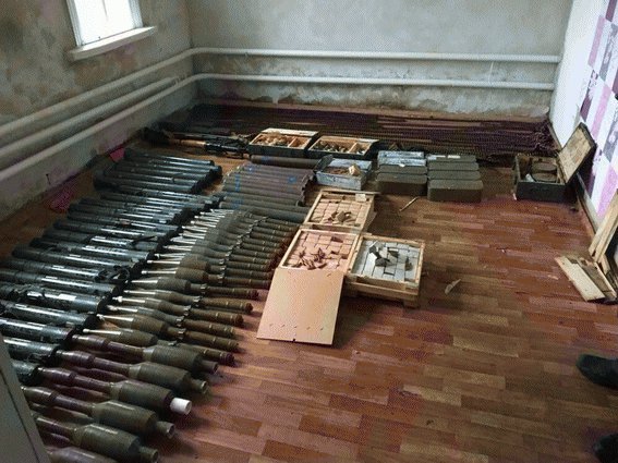 На Луганщині поліція вилучила арсенал зброї у літньої жінки. Фото: Українська правда